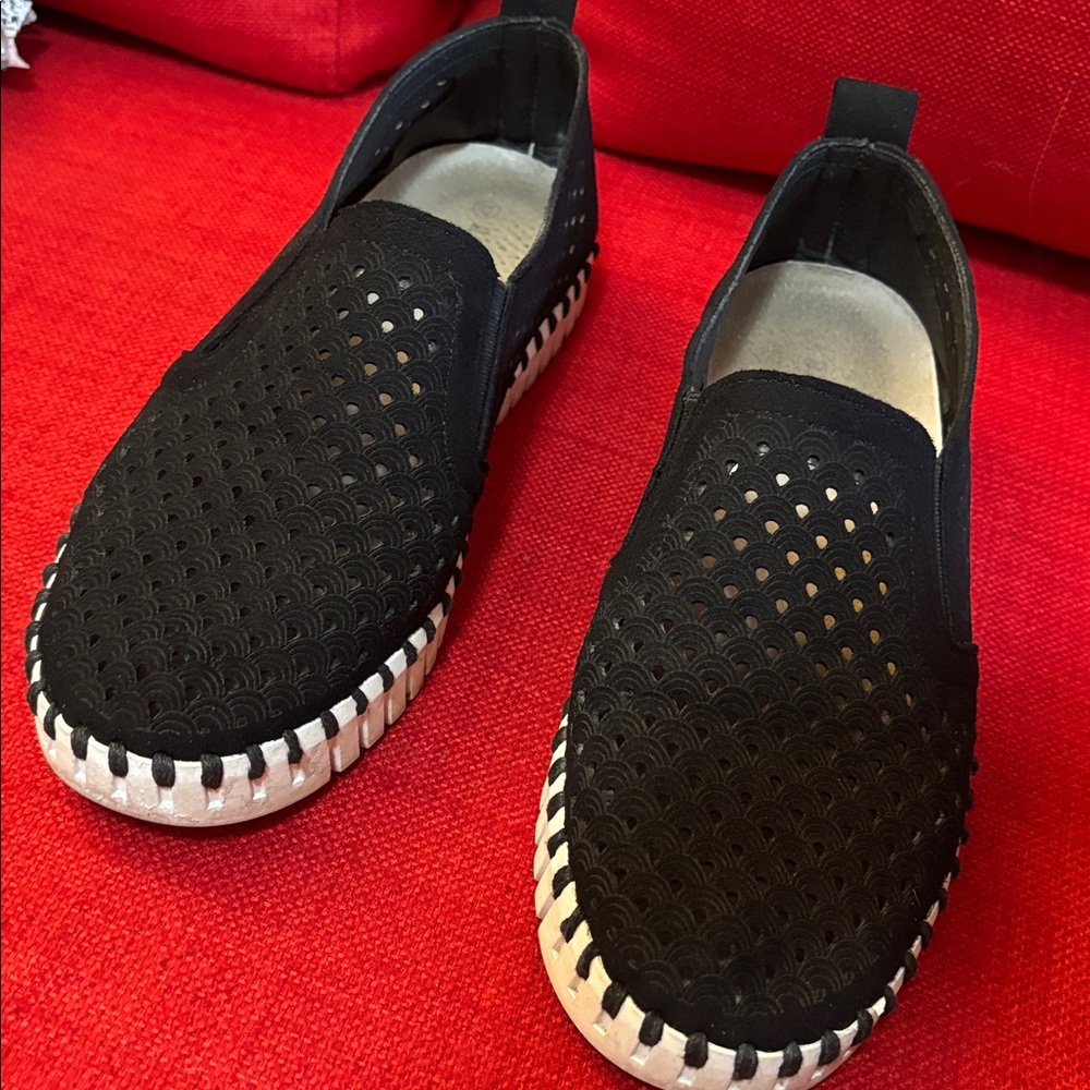 Isle Jacobsen Tulip Slip-On - Black!